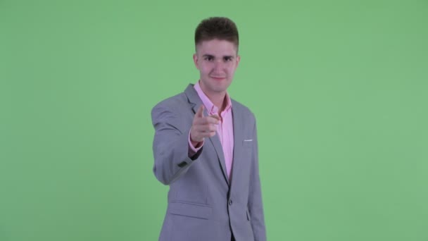 カメラを指差す幸せな若いビジネスマン — ストック動画