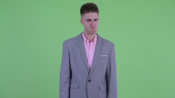 親指を下げる怒っている若いビジネスマン — ストック動画