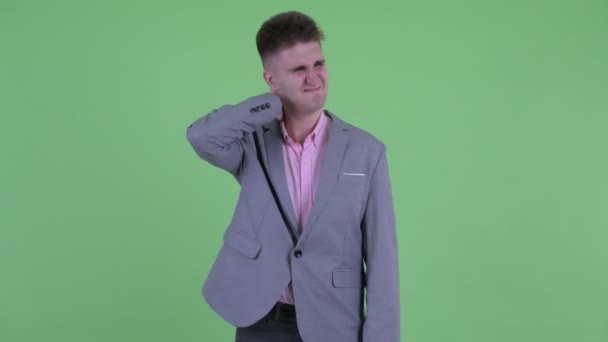 Stressé jeune homme d'affaires ayant mal au cou — Video