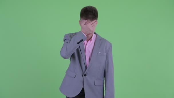 Stressz fiatal üzletember arca tenyér gesztus — Stock videók
