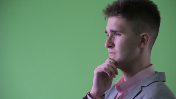 Крупним планом вид профілю щасливого молодого бізнесмена мислення — стокове відео