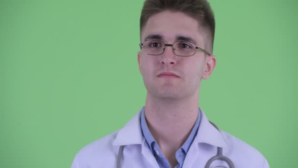 Visage de jeune homme heureux médecin pensée — Video