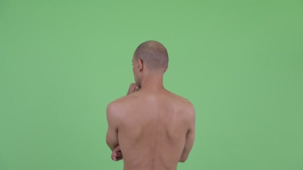 Zadní pohled na plešatého multietnického muže ukazuče prstem — Stock video