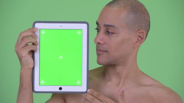 Rosto de homem feliz careca multi étnico sem camisa mostrando tablet digital — Vídeo de Stock