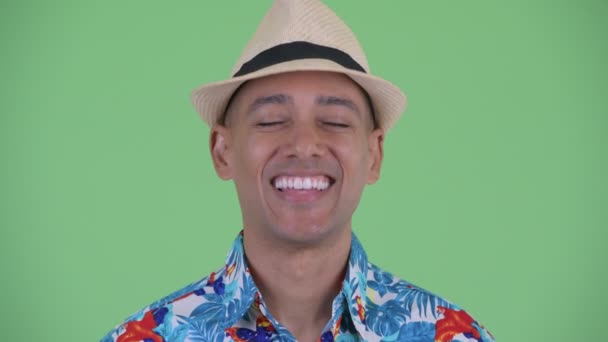 Gesicht eines glücklichen multiethnischen Touristenmannes, der lächelt — Stockvideo