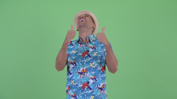 Šťastný multietnický turistický muž, který dává palce — Stock video