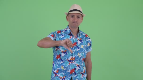 Stressed multi ethnic tourist man giving thumbs down — Stock Video