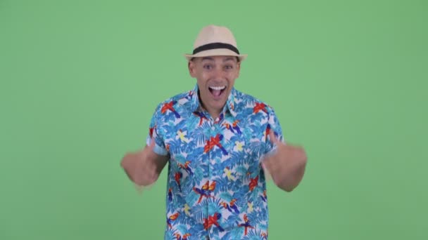 Mutlu çok ırklı turist adam — Stok video