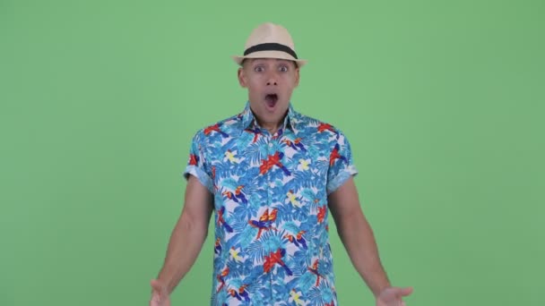 Šťastný multietnický turistický muž, který vypadá překvapeně — Stock video