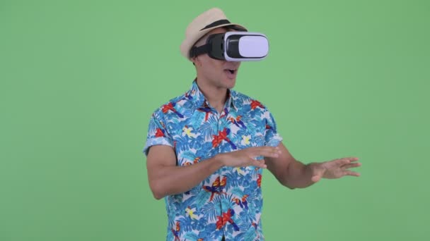 Счастливый мультиэтнический турист с помощью гарнитуры виртуальной реальности — стоковое видео