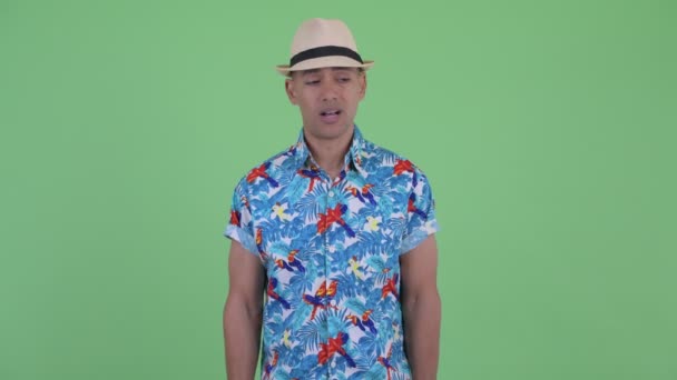 Zdůrazňoval multietnický turistický muž, který se rozhlížel a cítil se rozrušený — Stock video