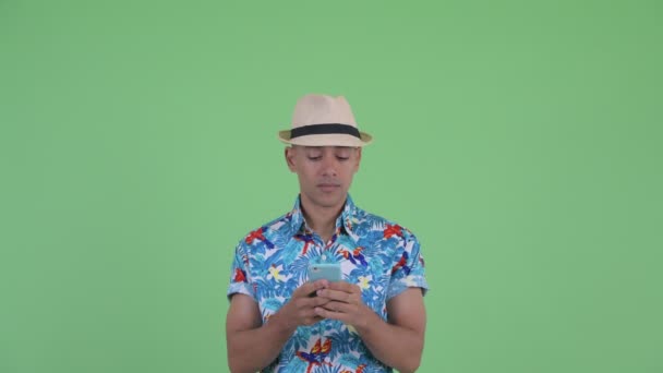 Heureux homme touristique multi ethnique en utilisant le téléphone et l'air surpris — Video