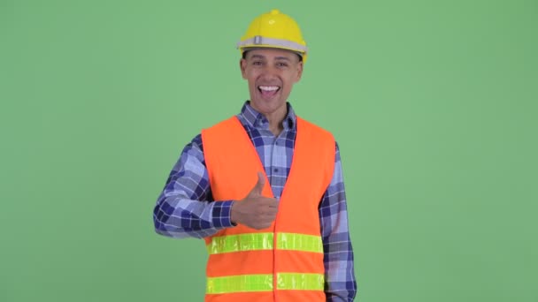 Feliz multi étnico homem trabalhador da construção dando polegares para cima — Vídeo de Stock