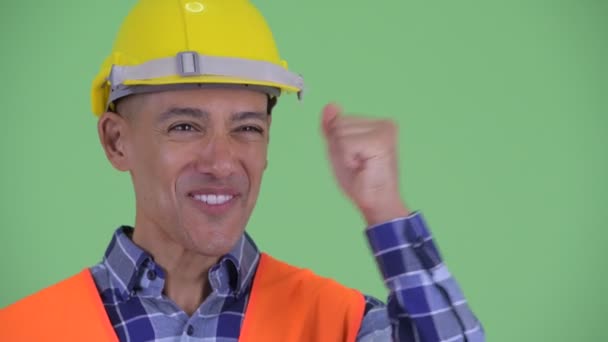 Rostro de feliz hombre multiétnico trabajador de la construcción recibiendo buenas noticias — Vídeo de stock