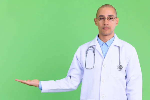 Przystojny łysy Multi Ethnic Man lekarz pokazując coś — Zdjęcie stockowe