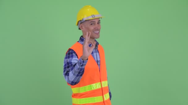 Heureux homme multi ethnique travailleur de la construction avec ok signe — Video