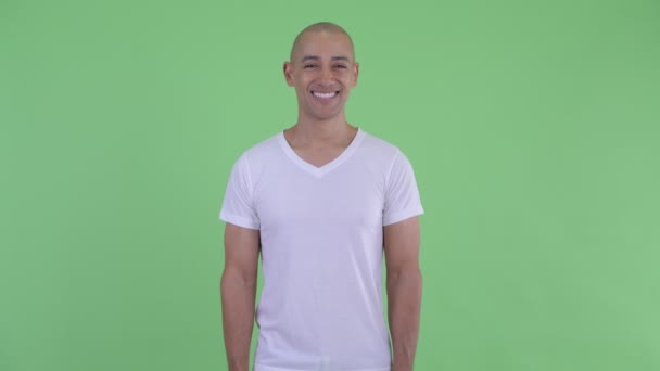 Bonito homem careca feliz sorrindo — Vídeo de Stock