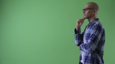 Mutlu kel hipster adam düşünme profil görünümü
