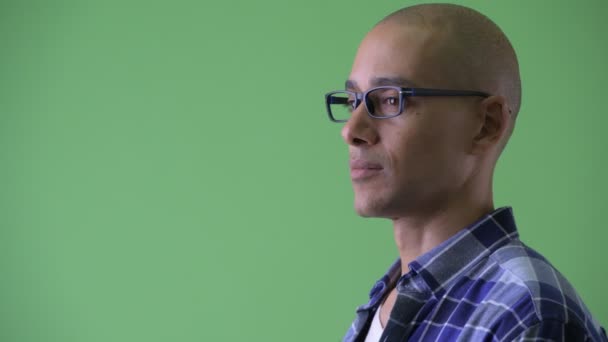 Close-up Profiel weergave van gelukkig Bald hipster man denken — Stockvideo