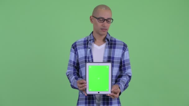 Stressed bald hipster man showing digital tablet — Stock Video