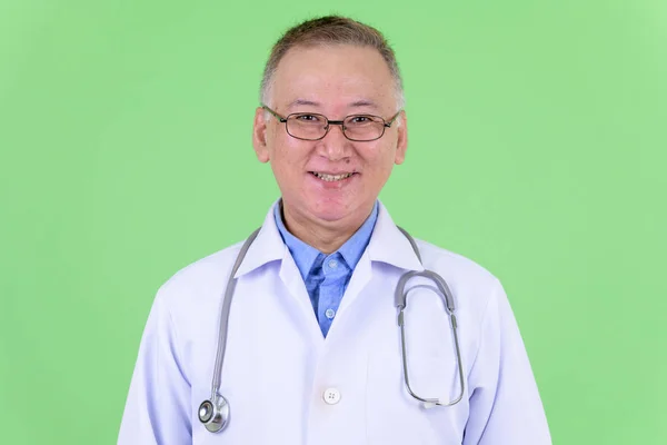 Rosto de feliz maduro japonês homem médico sorrindo — Fotografia de Stock