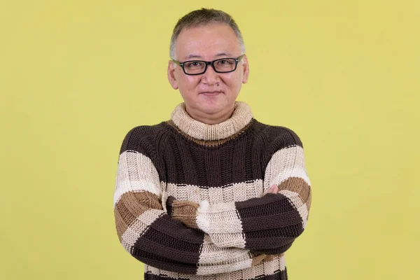 Volwassen Japanse man met armen gekruist klaar voor de winter — Stockfoto