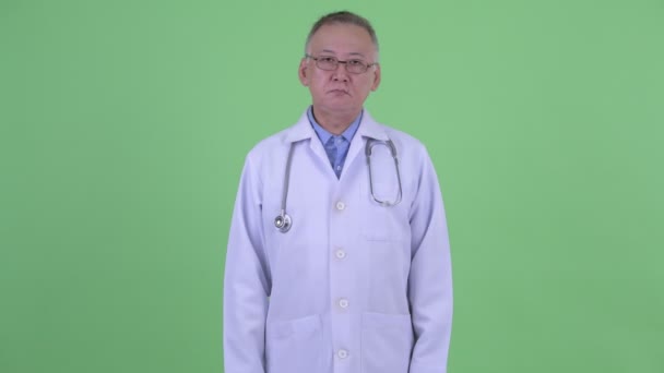 Zralý japonský doktor s brýlemi — Stock video