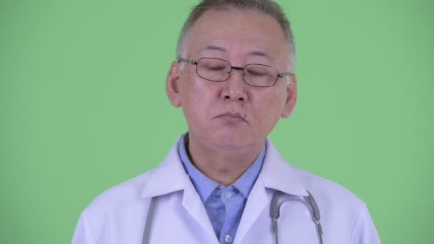 Πρόσωπο του ώριμου ιαπωνικό άνθρωπος γιατρός με γυαλιά — Αρχείο Βίντεο