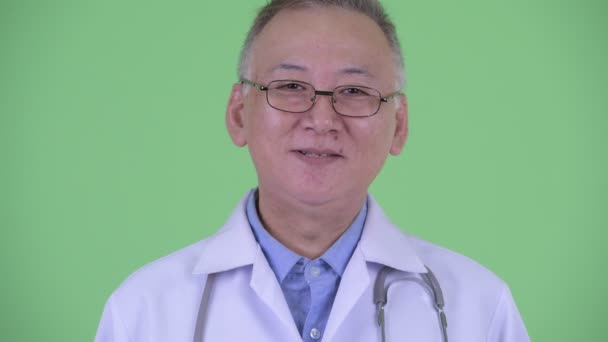 Особа щасливого зрілої японської людини лікар посміхається — стокове відео