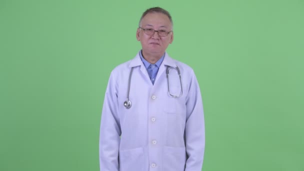 Glücklich Reifen Japanisch Mann Arzt lächelnd — Stockvideo