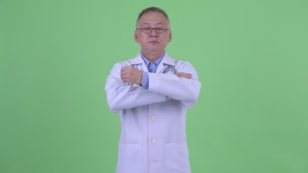 幸せな成熟した日本人男性医師は腕を組んで微笑む — ストック動画