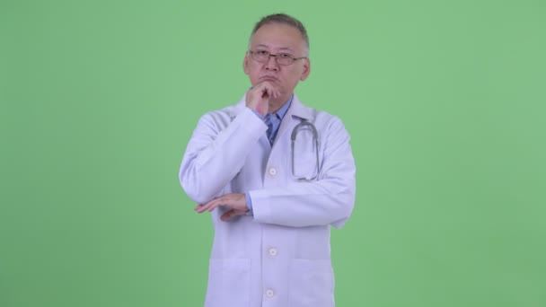 Reifen Japanisch Mann Arzt Denken und suchen nach oben — Stockvideo