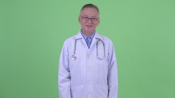 Heureux mature japonais homme médecin donner poignée de main — Video