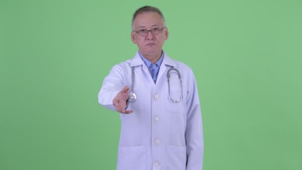Ώριμο ιαπωνικό άνθρωπος γιατρός δίνοντας χειραψία — Αρχείο Βίντεο