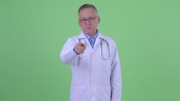 Colère mature japonais homme médecin pointant vers caméra — Video