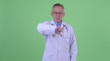 Kızgın olgun Japon adam doktor aşağı başparmak veren