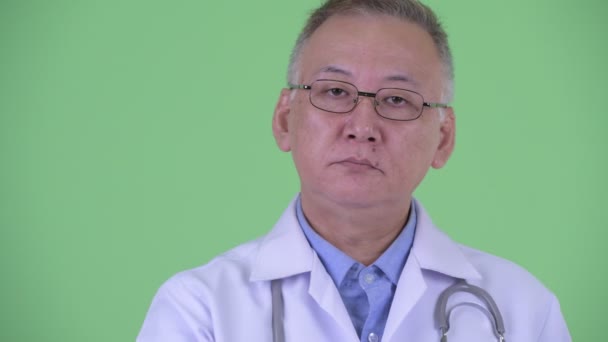 Cara de madura japonesa hombre médico dando pulgares hacia arriba — Vídeos de Stock