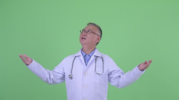 Счастливого взрослого японского врача, который что-то поймал — стоковое видео