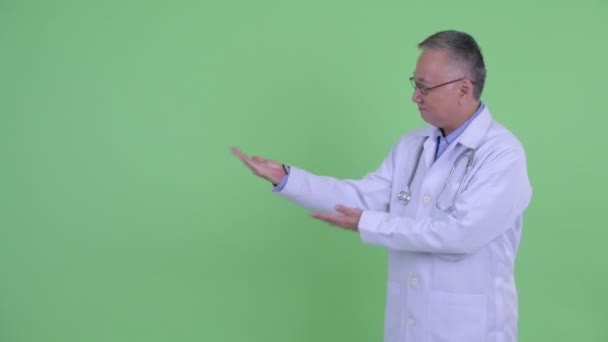 Gelukkig volwassen Japanse man dokter snappen vingers en geven duimen omhoog — Stockvideo