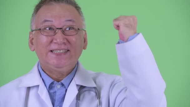 Gesicht der glücklich reif japanisch mann doktor getting gut news — Stockvideo