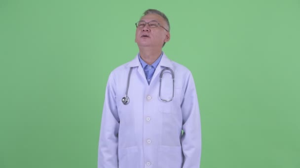 행복한 성숙한 일본 사람 의사 휴식 와 눈 감 — 비디오