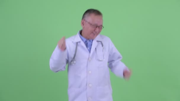 Feliz madura japonesa hombre médico bailando — Vídeos de Stock