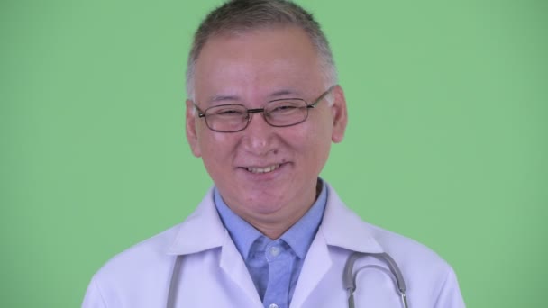 Rosto de homem japonês maduro feliz médico sorrindo e rindo — Vídeo de Stock