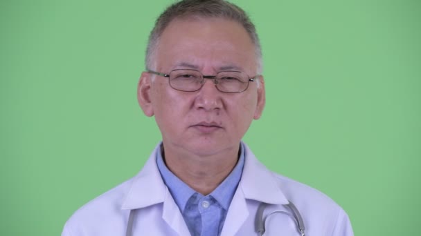 Rosto de sério maduro japonês homem médico acenando cabeça não — Vídeo de Stock