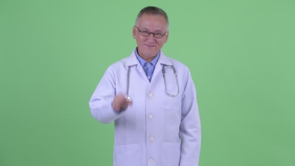 Ok işareti ile Mutlu olgun Japon adam doktor — Stok video
