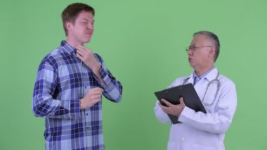 Boğaz ağrısı için istişare olan genç adam ile Olgun Japon adam doktor