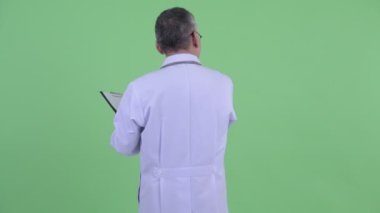 Mutlu olgun Japon adam doktor pano ile kontrol Arka görünümü
