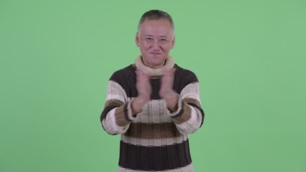 Happy mature Japanese man clapping hands — Stock Video