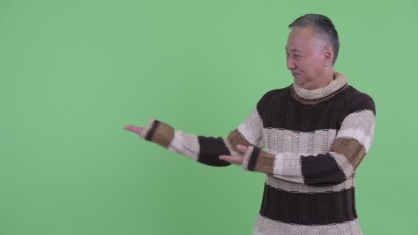 Glücklich Reifen Japanisch Mann zeigen etwas — Stockvideo