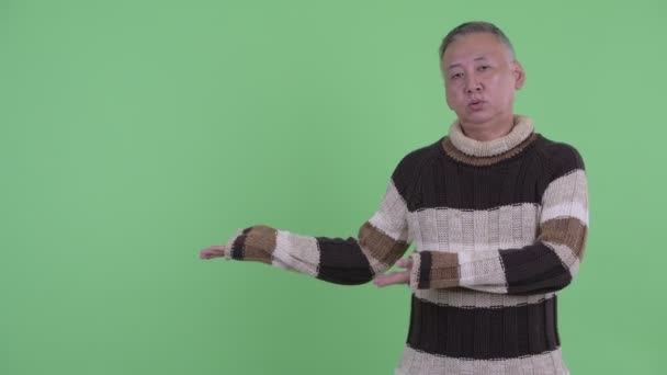Stressad mogen japansk man visar något — Stockvideo